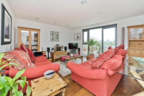 East Putney Apartment | Superb apartment with terrace near the river in Putney by UnderTheDoormat