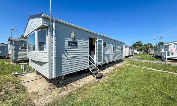 Harwich House | Superb caravan at Dovercourt Park, sleeps 8 ref 44202C