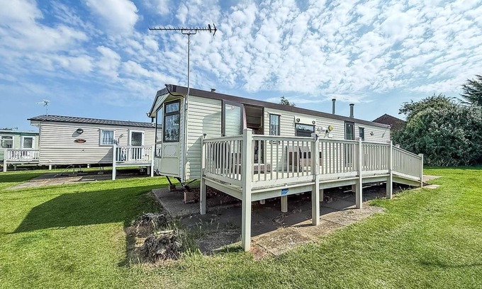 Hunstanton House | Superb caravan with decking close to Hunstanton beach in Norfolk ref 23060S