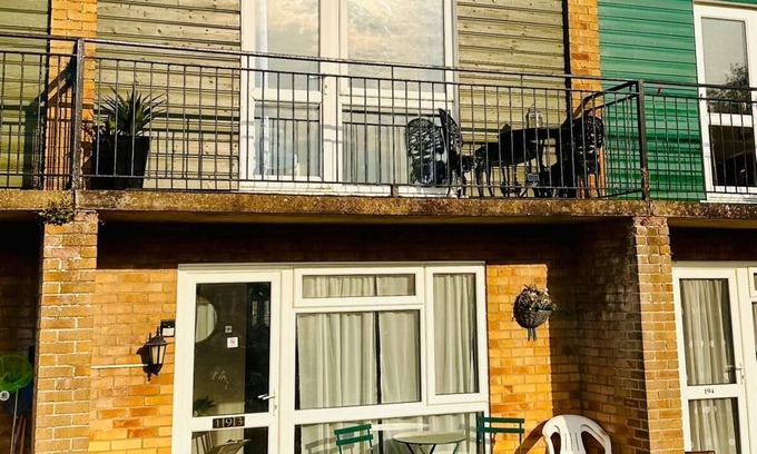 Great Yarmouth Ski Chalet | Superb chalet, sleeps 8, nearby Hemsby beach in Norfolk ref 18193B