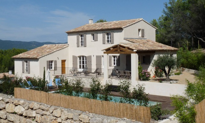 Mallemort Villa | Superb contemporary villa enjoying a magnificent view of the Luberon.