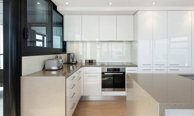 Mount Maunganui Apartment | Superb Elevated Sea Views with Heated Pool, Gym