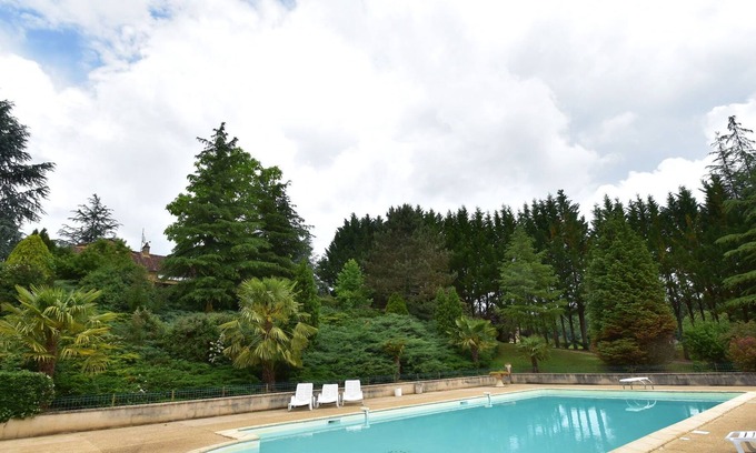 Prats-du-Perigord House | Superb Holiday Home in Prats-du-Périgord with Swimming Pool