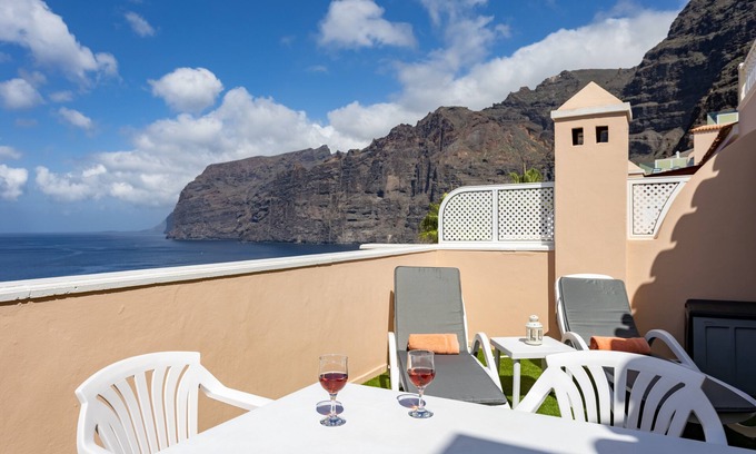 Los Gigantes Apartment | SUPERB LOCATION - PANORAMIC SEA & CLIFF VIEWS - WIFI - SATELLITE TV- SKY TV