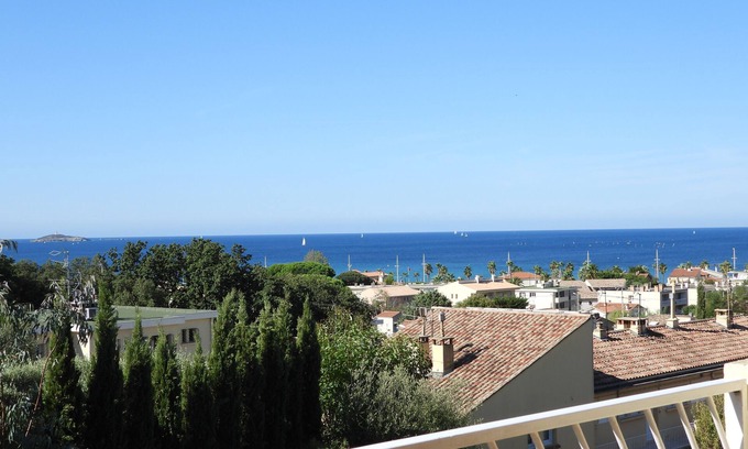 Six-Fours-les-Plages Apartment | Superb sea view over SANARY bay, spacious, quiet, terrace, air-conditioned, EVERYTHING ON FOOT