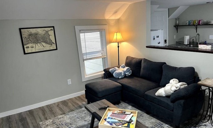 Marquette Apartment | Superb Spot- 906, Bluff St Flat