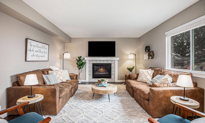 Mountain Shadows House | Superb Views-Firepit-Gameroom-Hikes-Spacious Home