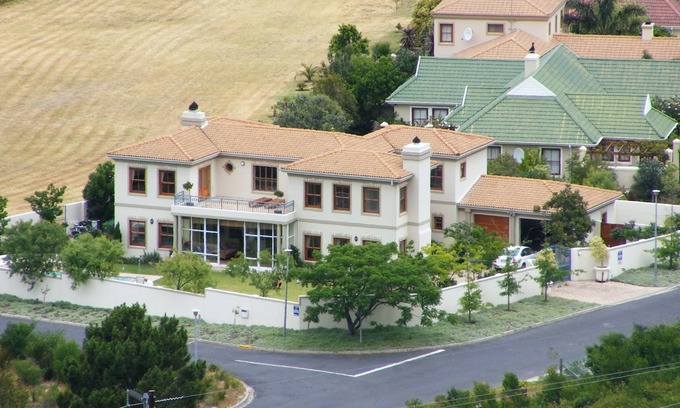 Hermanus Villa | Superb villa with private heated pool, 27-hole golf course nearby.