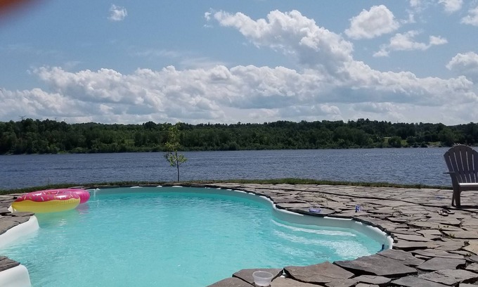 Masson-Angers Cottage | Superb waterfront cottage minutes from the city!