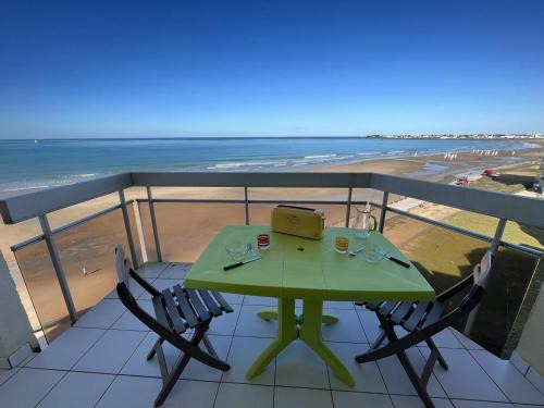 Saint-Gilles-Croix-de-Vie Apartment | Superbe T2 face mer à St Gilles avec Wifi, parking privé et accès direct à la plage - FR-1-324-233