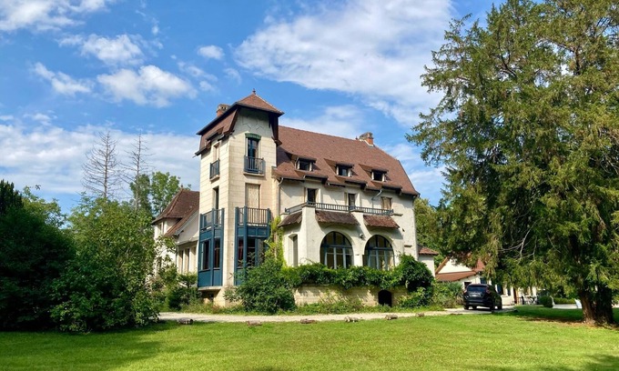 Flogny-la-Chapelle Villa | Superbe Villa Avec Grande Piscine Dans son Parc au Bord du Canal de Bourgogne