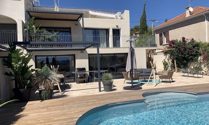 Sanary-sur-Mer Villa | Superbe Villa Avec Piscine en Plein Coeur de Sanary. Tout à Pied