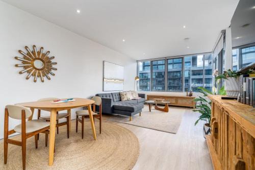 Kingston Apartment | Superbly Convenient Lakefront View Apt - Hosted by Canstay