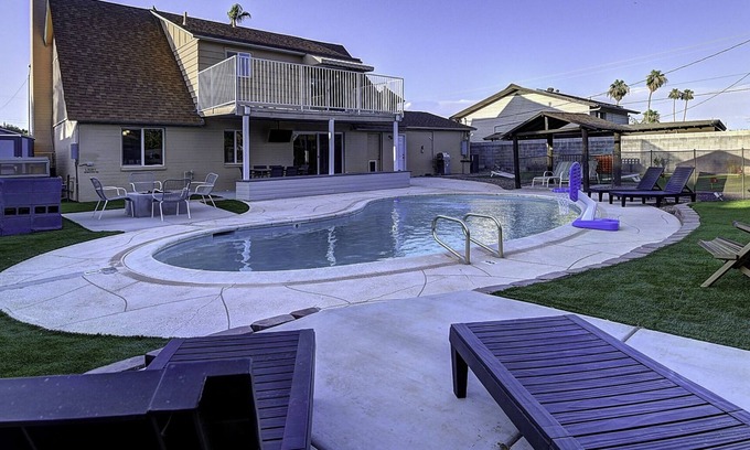 Park Scottsdale One House | Superhost, Arcade, Heated Pool, Golf putting, Fire pit