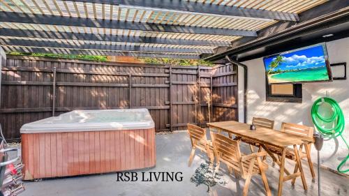 Northwest Dallas House | Superior 4BR 2BA Holiday Home with Hot Tub & Grill