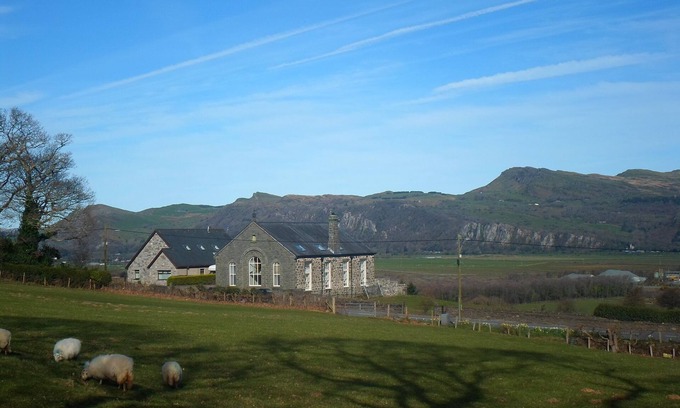 Penrhyndeudraeth House | Superior 5-bed conversion close to Portmeirion in Snowdonia