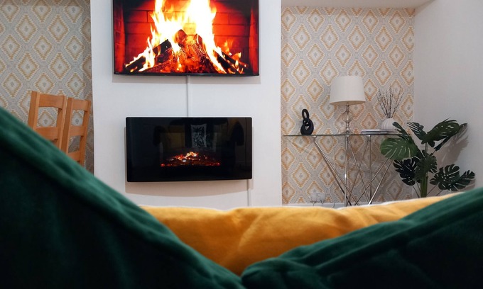 Airdrie Apartment | Superior Apartment | Edinburgh & Glasgow Trains | Private off street parking |