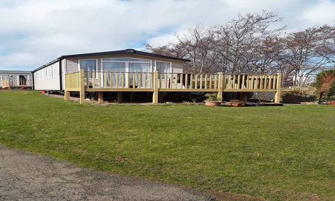 Dunbar House | Superior Caravan situated on peaceful location with outside decking