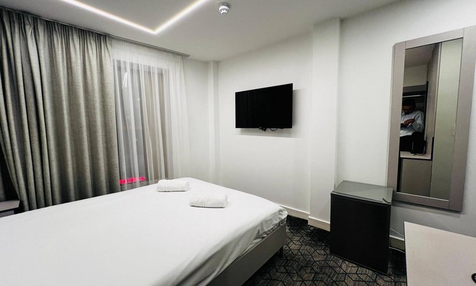 Valentines Hotel | Superior-Double or Twin-Ensuite with shower