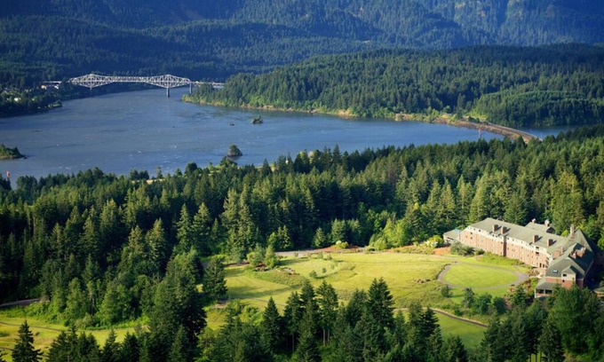 Stevenson Apartment | Superior King Room w/Scenic Columbia River Views