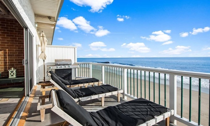 Central Malibu House | Superior Malibu Road Oceanfront Townhouse PRIVATE BEACH