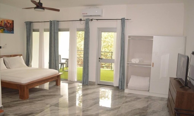 Kribi Hotel | Superior Premium Room Balcony B&B