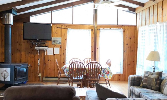 Seguin Cabin | Superior Three-Bedroom Cottage