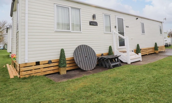 Knott End-on-Sea House | SUPERSONIC LODGE, pet friendly, with pool in Glasson Dock