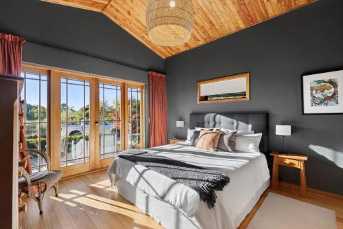 Upper Moutere House | Supplejack Gardens
