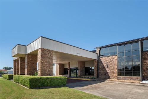 Greenwood Hotel | SureStay Plus Hotel by Best Western Greenwood