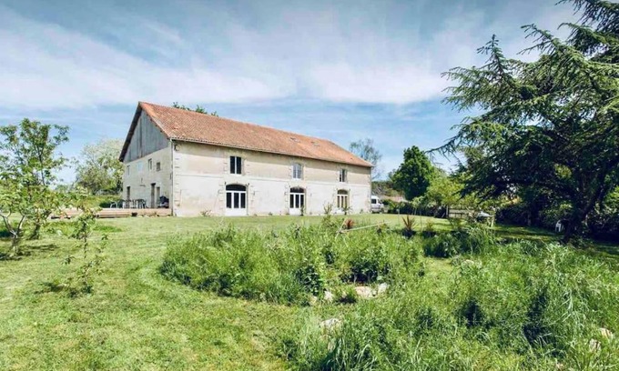Jau-Dignac-et-Loirac House | Surf, Skate and Wine house.
