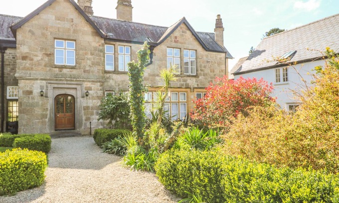 Chysauster Apartment | SURF SONG, pet friendly, with pool in Penzance