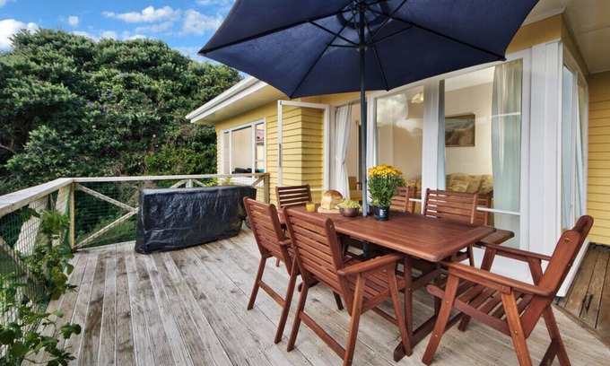 Piha Cottage | Surfer's Sunshine Cottage - Piha Holiday Home