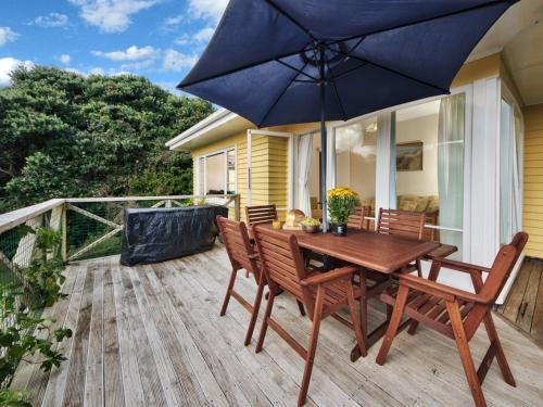 Piha House | Surfer's Sunshine Cottage - Piha Holiday Home