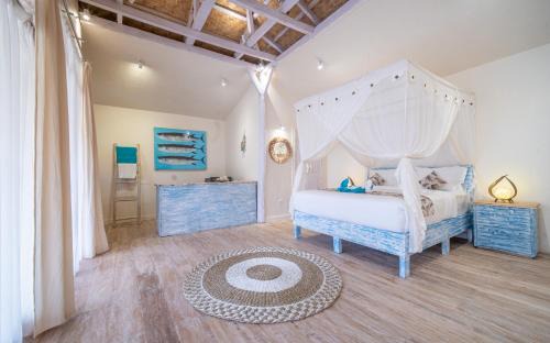 East Sumba House | Surfer - Single Room Bungalow with Queen Bed, Working Desk, Shower, FREE Access to Pool and Gym, Onsite SPA, Car-Bike-ATV Rental, Diving and Fishing