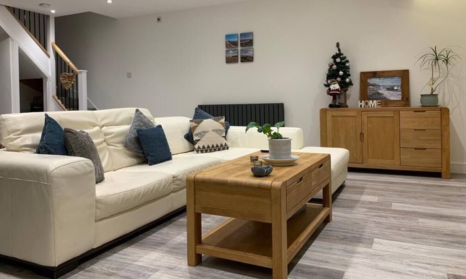 Porthcawl House | Surfers Lodge, Rest Bay, Porthcawl