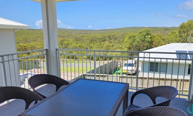 Catherine Hill Bay House | Surfers Paradise- Beach, pet friendly & pool table