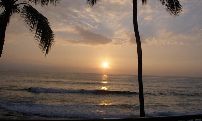Kailua-Kona Condo | Surfers & Sunsets-Kona Reef Ocean Front Unit