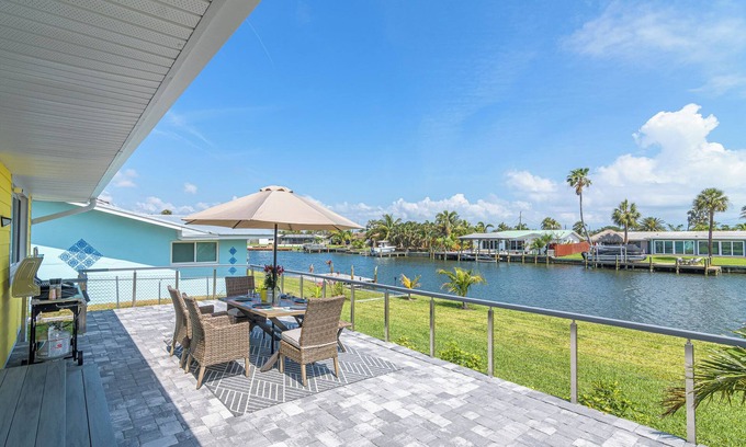 Cocoa Isles House | Surfer‘s Sunshine Waterfront home, walking distance to the Beach