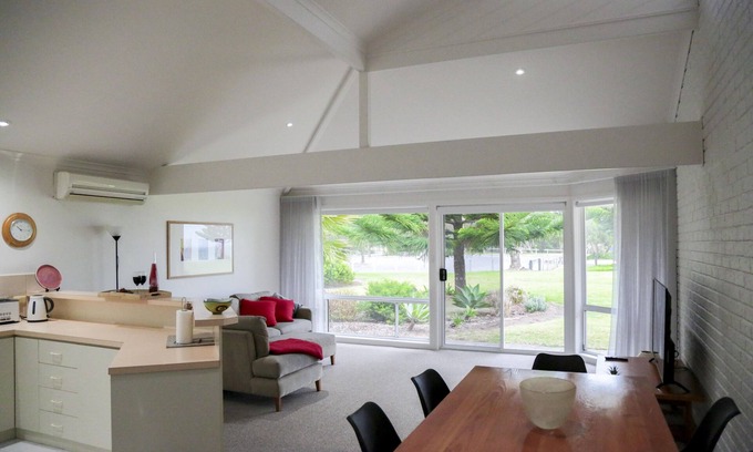 Port Lincoln House | Surfleet Holiday Unit~ the place that offers a little ‘beach-side’ getaway.