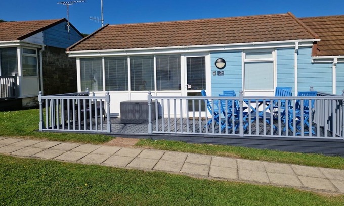 Westleigh Ski Chalet | Surfs Up Lodge - Westward Ho! only 5 mins walk from the beach