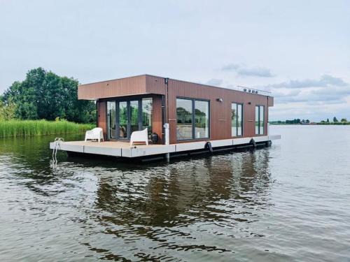 Oud Ade Boat Rental | Surla Houseboat "Walvis" Kagerplassen