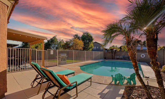 Kingswood Parke House | Surprise Pool Home! Close to Everything. Sleeps 13.