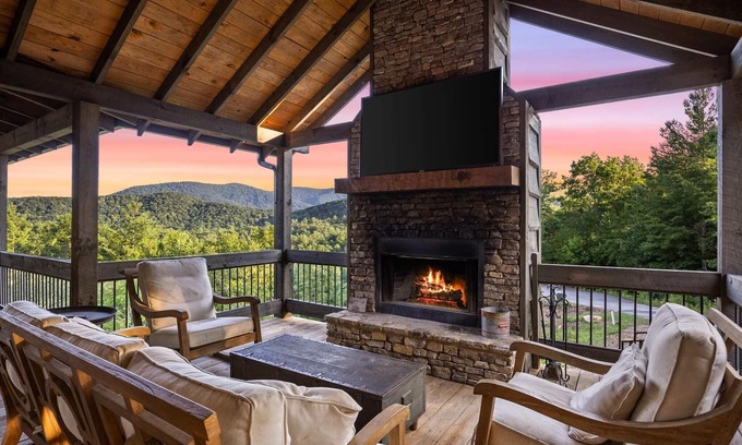 Epworth Cabin | Surreal Views~Outdoor Fireplace Pool Table&Hot Tub