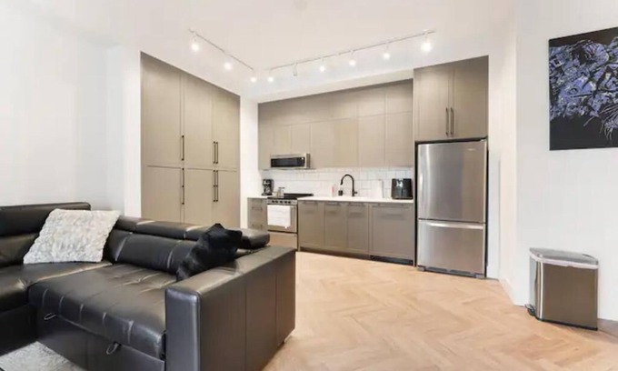 Surrey House | Surrey Central 2B/2B 1000+ sqft & 30 min to DT Van