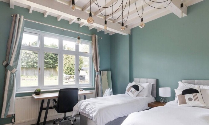 Coulsdon West House | Surrey Stays - 5 bed house - close to Gatwick Airport
