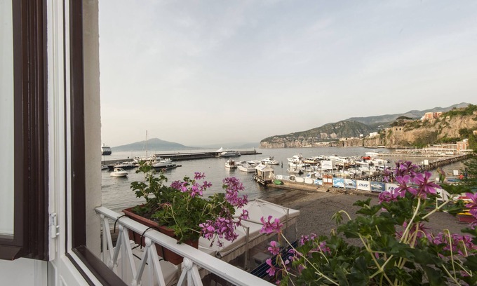 Sorrento City Centre Bed & Breakfast | Surriento Suites