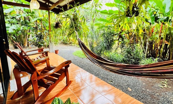 La Fortuna Cabin | Surrounded by nature, large gardens and many birds, an ideal place to rest.