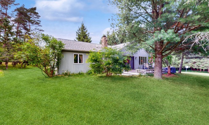 Bradford House | Surrounded by natural beauty with firepit & grill- in wine region