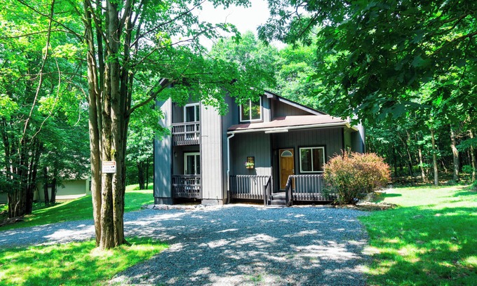 Briar Crest Woods Cottage | Surrounded by nature! Private Lake, King Bed, Peaceful Deck & Game Room!